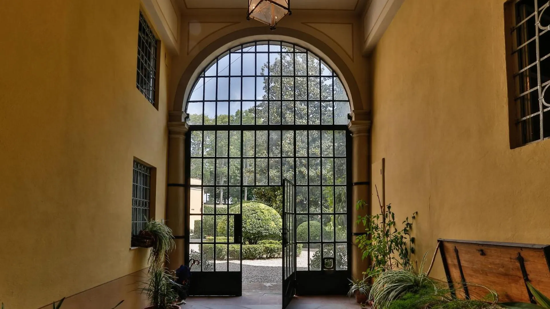 Casa Beatrice, An Apartment With Private Garden Inside The Walls Of Lucca Italy